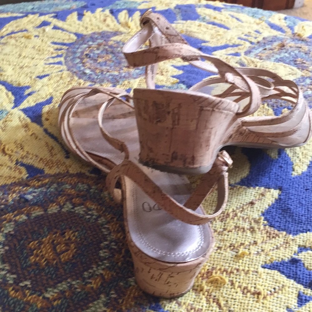 Woman Shoes - Picture 3 of 4